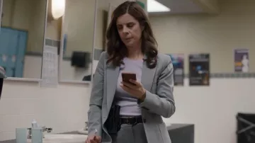 Reiss Neave Slim Fit Jersey-Stretch Blazer usada por la Det. Samantha Wazowski (Meredith MacNeill) como se ve en Pretty Hard Cases (S02E11)
