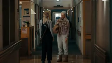 Bottes Ugg Classic Short II portées par Laura Oliver (Toni Collette) comme on le voit dans Pieces of Her (S01E07)