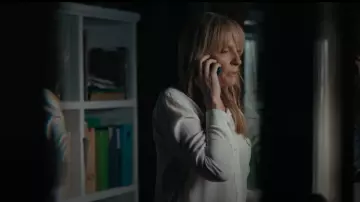 Chemise en soie mince Signature portée par Laura Oliver (Toni Collette) comme on le voit dans Pieces of Her (S01E08)
