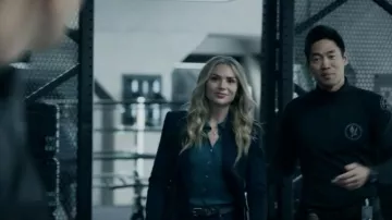 Vince Ribbed Long Sleeve Button-Up Cardigan usado por Bonnie Lonsdale (Karissa Staples) como se ve en S.W.A.T. (S06E13)