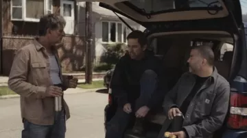 Chaqueta gris Carhartt usada por Leo (Danny García) como se ve en la película Somewhere in Queens