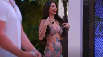 Vêtements exclus Alora Maxi Dress Print porté par Francesca Farago vu dans Perfect Match (S01E09)