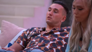 Bouton d’impression géométrique express porté par Joey Sasso comme on le voit dans Perfect Match (S01E10)