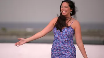 Mini robe florale froncée Amazon portée par Lauren Chamblin comme on le voit dans Perfect Match (S01E10)