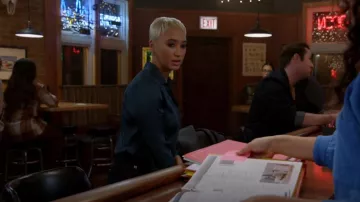 Chemise à manchettes Paige Abriana Flare portée par Mena Suvari vue dans Chicago Fire (S11E15)