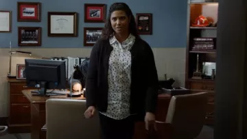 Nili Lotan Blusa floral blanca y negra usada por Kylie Estevez (Katelynn Shennett) vista en Chicago Fire (S11E15)
