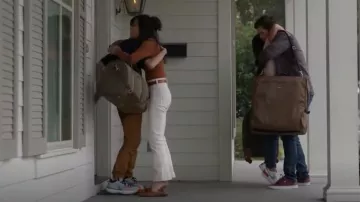 Paige Anessa Jeans portés par Helen (Ginger Gonzaga) vus dans True Lies (S01E01)