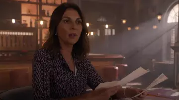 L’Agence Harmony Blouse à manches longues portée par Sophie Devereaux (Gina Bellman) comme on le voit dans Leverage: Redemption (S02E09)