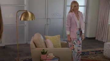 Pantalon tissé Flying Tomato Seaside State Of Mind porté par Debra Prosper comme on le voit dans Leverage: Redemption (S02E09)