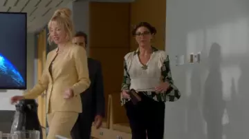 Zara Ruffle Sleeve Pointelle Knit Top porté par Sophie Devereaux (Gina Bellman) comme vu dans Leverage: Redemption (S02E10)