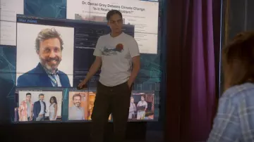 Goodfellow & Co T T Graphique à manches courtes pour hommes porté par Breanna Casey (Aleyse Shannon) comme on le voit dans Leverage: Redemption (S02E10)