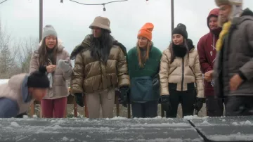 H&M Hooded Puffer Jacket usada por Ciara Miller como se ve en Winter House (S02E02)