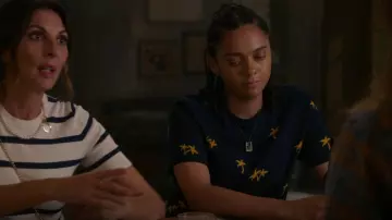 Denim et fleur Ricky Singh Palm Tree Print Shirt porté par Breanna Casey (Aleyse Shannon) comme on le voit dans Leverage: Redemption (S02E13)