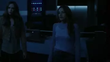 Monrow Shoulder Cut-Out Sweater porté par Allegra Garcia (Kayla Compton) vu dans The Flash (S09E04)