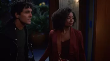 Allegra K Faux Suede Long Sleeve Draped Front Moto Jacket usada por Simone Griffith (Alexis Floyd) como se ve en Grey's Anatomy (S19E08)