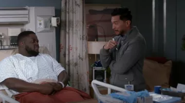 Chemise Chambray en coton biologique J Crew portée par Michael Sasaki vue dans Grey’s Anatomy (S19E08)