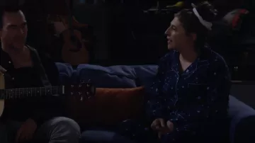 Pyjama en flanelle Noble Mount Twin Boat porté par Kat (Mayim Bialik) comme on le voit dans Call Me Kat (S03E16)