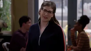 Marine Layer Quarter Zip Sweater porté par Kat (Mayim Bialik) comme on le voit dans Call Me Kat (S03E16)