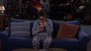 Pyjama Mania Cotton Flanelle PJ Set porté par Kat (Mayim Bialik) comme on le voit dans Call Me Kat (S03E16)