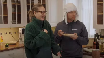 Jersey delantero LPA Snap usado por Amanda Batula como se ve en Winter House (S02E03)