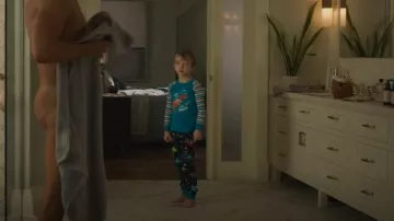 Hatley Ensemble de pyjama imprimé en coton raglan en coton biologique porté par Hudson (Phoenix Reich) dans Sex/Life (S02E01)