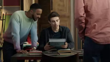 The tie and dye long-sleeved top worn by Solal (Benjamin Douba-Paris) in the series Here it all begins Episode 613