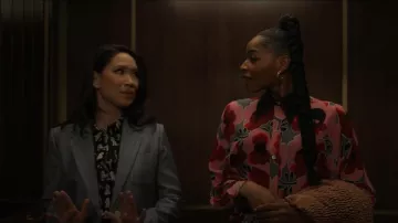 Sandro Huguita Blazer à poitrine unique porté par Francesca (Li Jun Li) vu dans Sexe/Vie (S02E02)