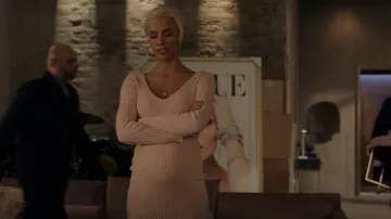 Pink Blush Pink V-Neck Long Sleeve Fitting Maternity Maxi Dress usado por Gigi (Wallis Day) como se ve en Sex / Life (S02E02)