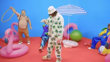 Le pantalon blanc à feuilles de cannabis porté par Lorenzo dans son clip La Kush ft. Tony Corrida