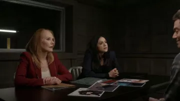 Veronica Beard Newport Scoop-Neck Long-Sleeve Top usado por Catherine Willows (Marg Helgenberger) como se ve en CSI: Vegas (S02E15)