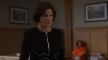 Blazer delantero de corbata Emporio Armani usado por Margaret (Marcia Gay Harden) como se ve en So Help Me Todd (S01E05)