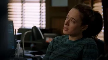 Suéter de rayas de algodón de lino de Brooks Brothers en verde verde azulado usado por Kim Burgess (Marina Squerciati) como se ve en Chicago P.D. (S10E15)