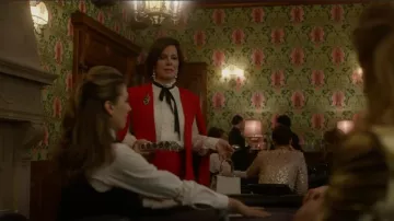 Sandro Cravate Chemise en crêpe de soie portée par Margaret (Marcia Gay Harden) comme on le voit dans So Help Me Todd (S01E14)