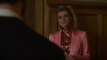 Smythe Blocked Paillette Mock-Neck Top usado por Veronica Caron (Eliza Coupe) como se ve en So Help Me Todd (S01E14)