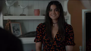 Staud Milla Poppy Print Minidress porté par Alice Dhawan (Sadie Laflamme-Snow) vu dans The Way Home (S01E05)