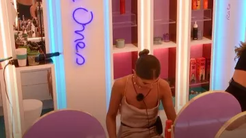 ASOS DESIGN Cami Midi Slip Dress en High Shine Satin with Lace up Back usado por Samie Elishi como se ve en Love Island (S09E43)
