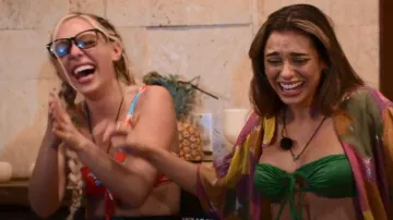 Bamba Titan Vestido de camisa estampada usado por Georgia Hassarati como se ve en Perfect Match (S01E04)