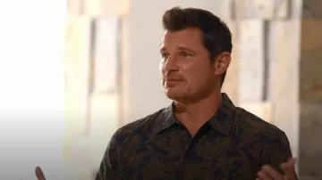 BRIONI Cuello cubano con estampado de follaje Camisa de lienzo de lienzo en marrón oscuro usada porNick Lachey en Perfect Match (S01E04)