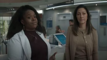 J.Crew Cotton Jackie Cardigan Suéter usado por la Dra. Audrey Lim (Christina Chang) como se ve en The Good Doctor (S06E13)