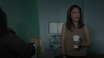 J Crew Tan Jackie Shell usado por la Dra. Audrey Lim (Christina Chang) como se ve en The Good Doctor (S06E13)