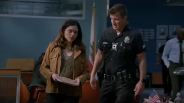 Paige Suede Tawnie Biker Veste portée par Angela Lopez (Alyssa Diaz) vue dans The Rookie (S05E17)