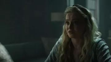 Veronica Beard Desio V-Neck Minidress usado por Tessa (Madison Wolfe) como se ve en Mayfair Witches de Anne Rice (S01E06)