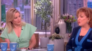 Prabal Gurung Jackie Robe midi torsadée portée par Sara Haines vue dans The View le 2 mars 2023