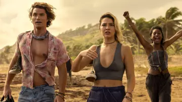 Top corto gris de Sarah Cameron (Madelyn Cline) en Outer Banks (Temporada 4 Episodio 1)