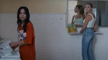 Le t-shirt oversize Mockingbirds porté par Vada Cavell (Jenna Ortega) dans le film The Fallout