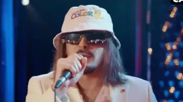 Las gafas de sol con picas usadas por Lorenzo en su portada de sensualidad hazaña. Rico en el piano