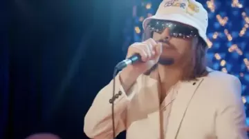 Les lunettes de soleil avec piques portées par Lorenzo dans sa reprise de sensualité feat. Rico au piano