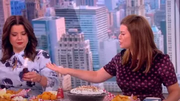 Derek Lam 10 Crosby Robe Midi Roussette Imprimée Velvet Midi portée par Gail Simmons comme vu dans The View le 4 mars 2023