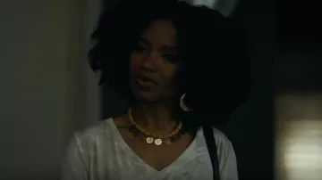Rails La camiseta Cara V-Neck usada por Rhonda (Nona Parker Johnson) vista en Mayor of Kingstown (S02E08)