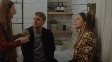 Blouse de pyjama à imprimé floral animal Topshop portée par Ashley (Rosa Robson) comme on le voit dans Buffering (S02E04)